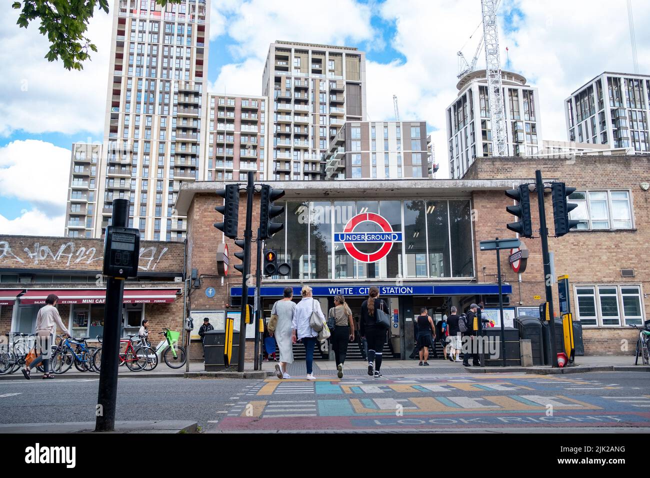 London, Juli 2022: White City Station mit neuen Wohngebäuden. Eine Londoner U-Bahnstation im Viertel Shepherd Bush im Westen Londons Stockfoto