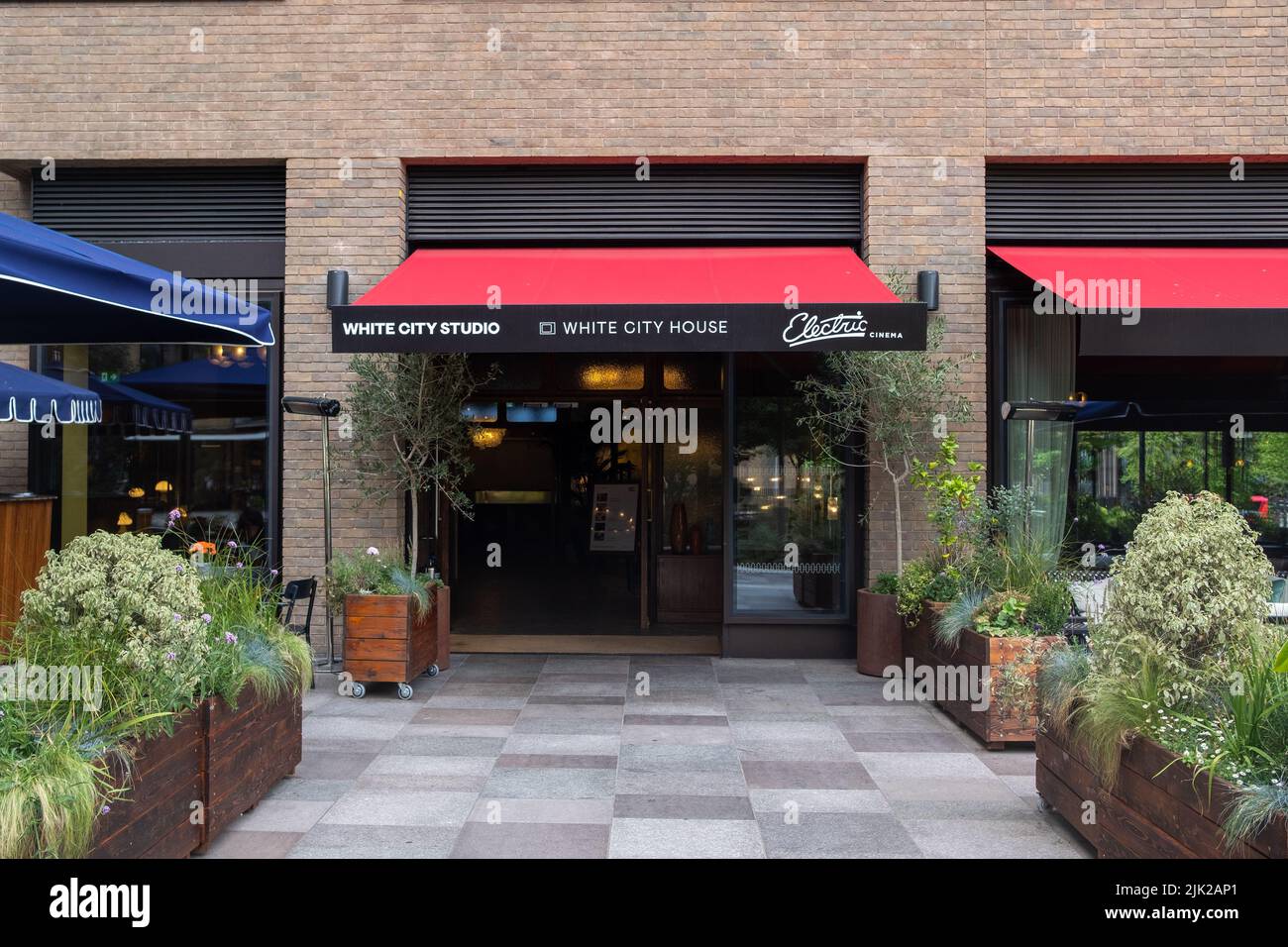 London, 2022. Juli: White City House im Television Center in White City – ein neu entwickelter Komplex von Häusern und Büros, ehemals Hauptquartier der BBC Stockfoto