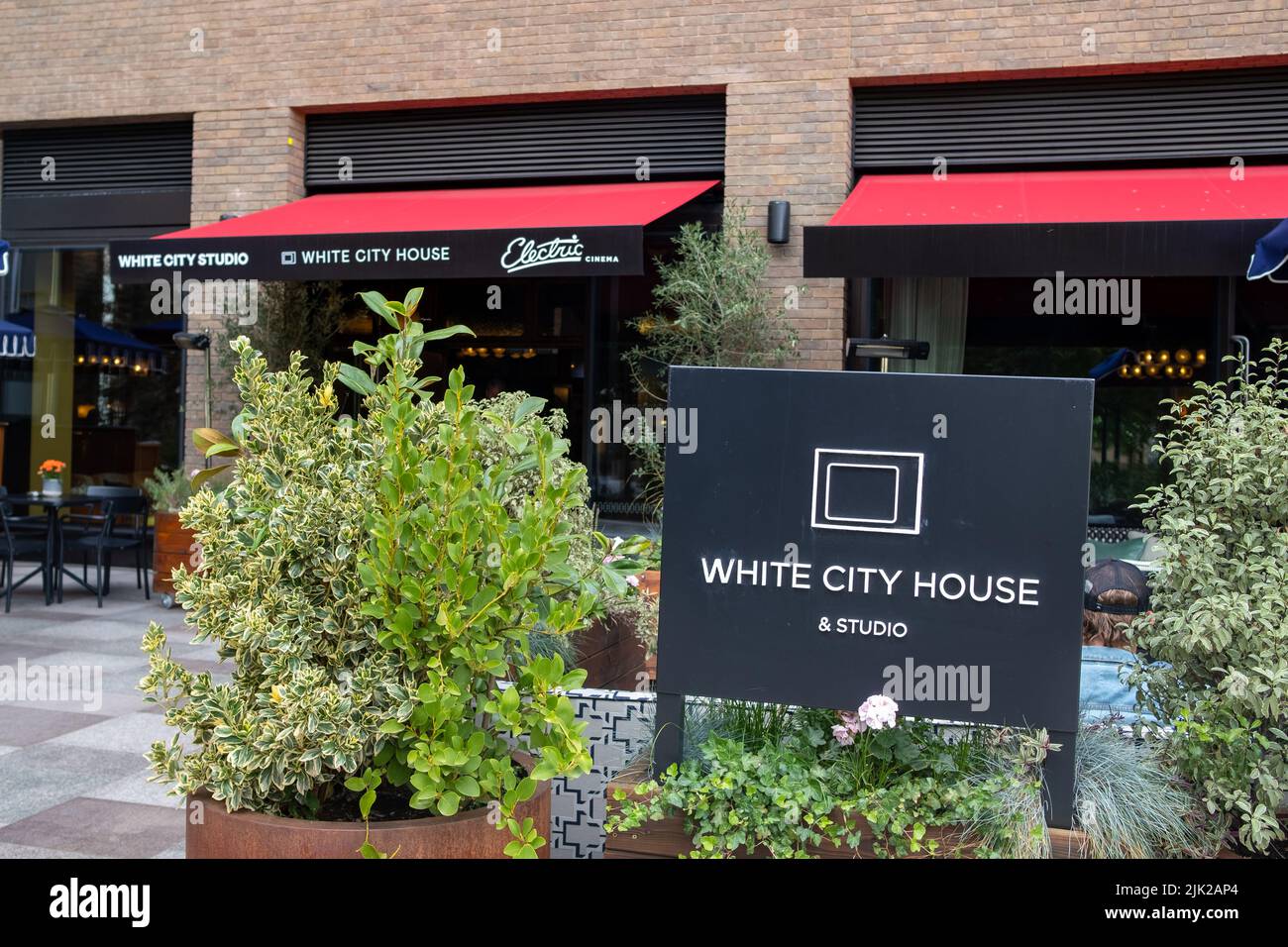 London, 2022. Juli: White City House im Television Center in White City – ein neu entwickelter Komplex von Häusern und Büros, ehemals Hauptquartier der BBC Stockfoto