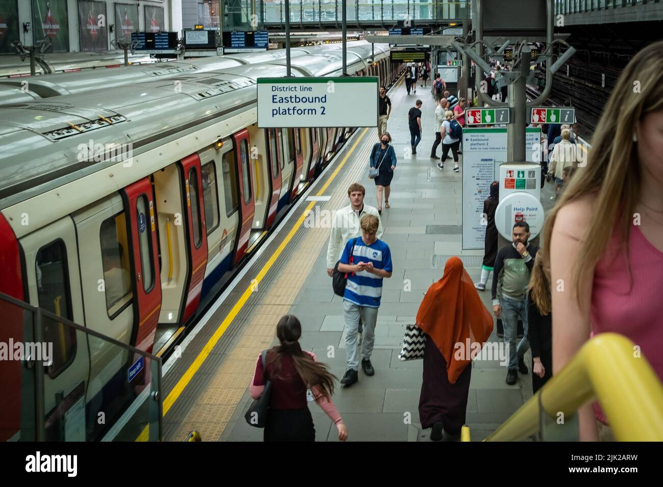 London, Juli 2022: Bahnsteig Earls Court Station, eine U-Bahnstation der District und Piccadilly Line im Südwesten Londons Stockfoto