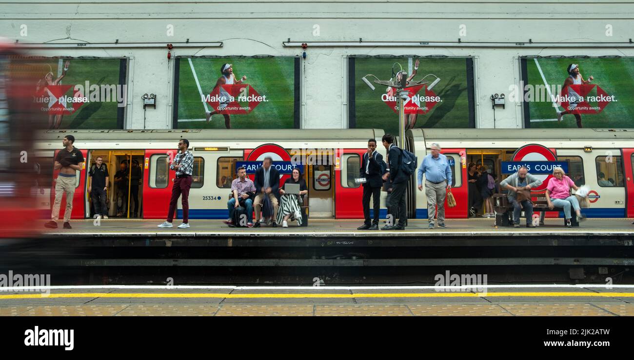 London, Juli 2022: Bahnsteig Earls Court Station, eine U-Bahnstation der District und Piccadilly Line im Südwesten Londons Stockfoto