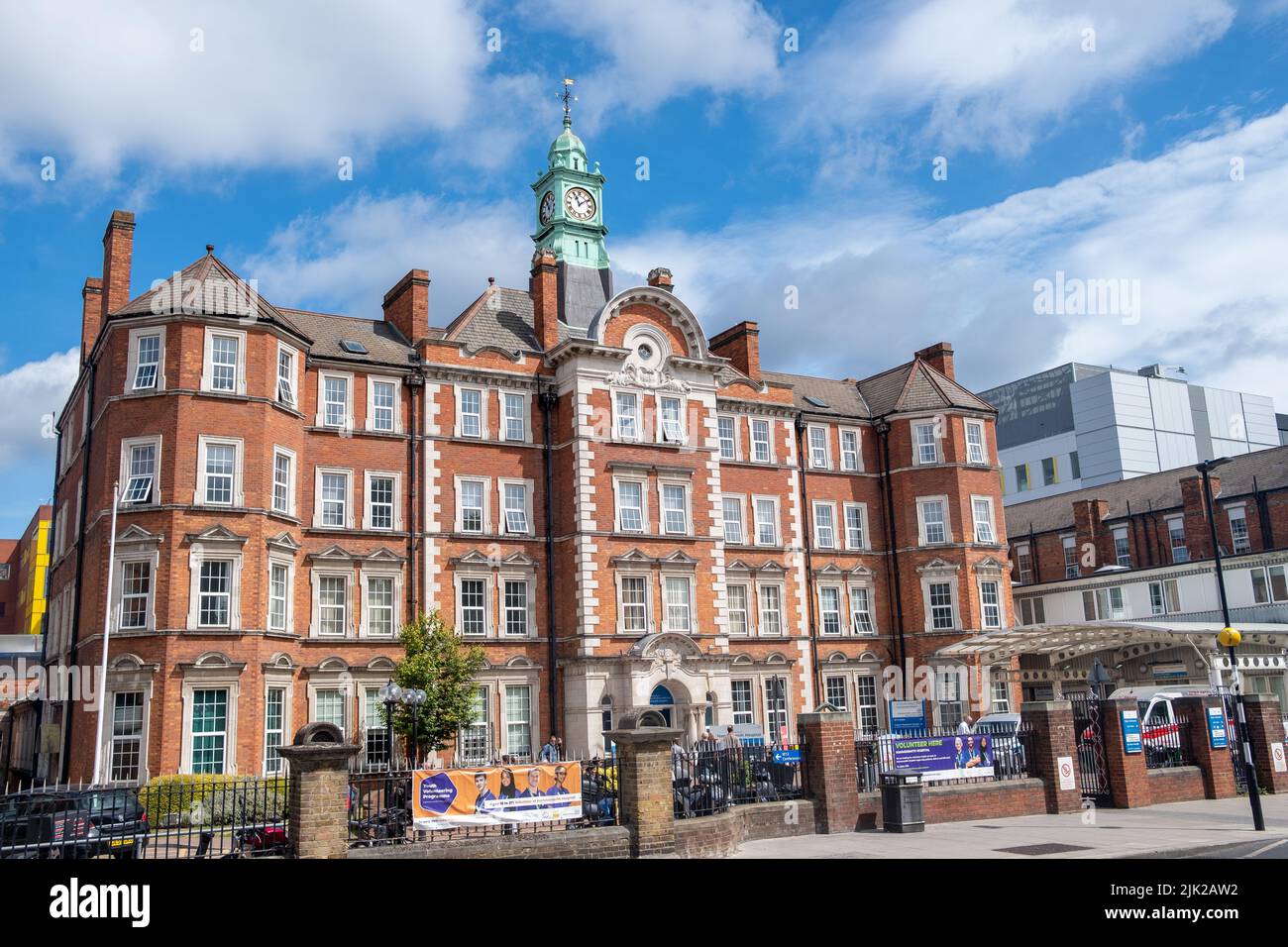 London, Juli 2022: LONDON- Hammersmith Hospital an der Du Cane Road. Ein großes Lehrkrankenhaus im Stadtteil Hammersmith & Fulham Stockfoto