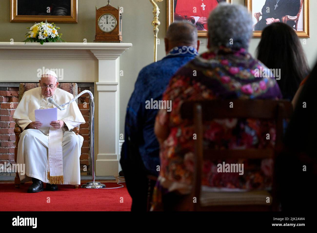 Quebec, Kanada, 29. Juli 2022. Papst Franziskus bei einem Treffen mit einer Delegation indigener Völker, die im Erzbistum in Quebec anwesend ist (Foto: Vatican Media). Quelle: Vatican Media/Picciarella/Alamy Live News Stockfoto