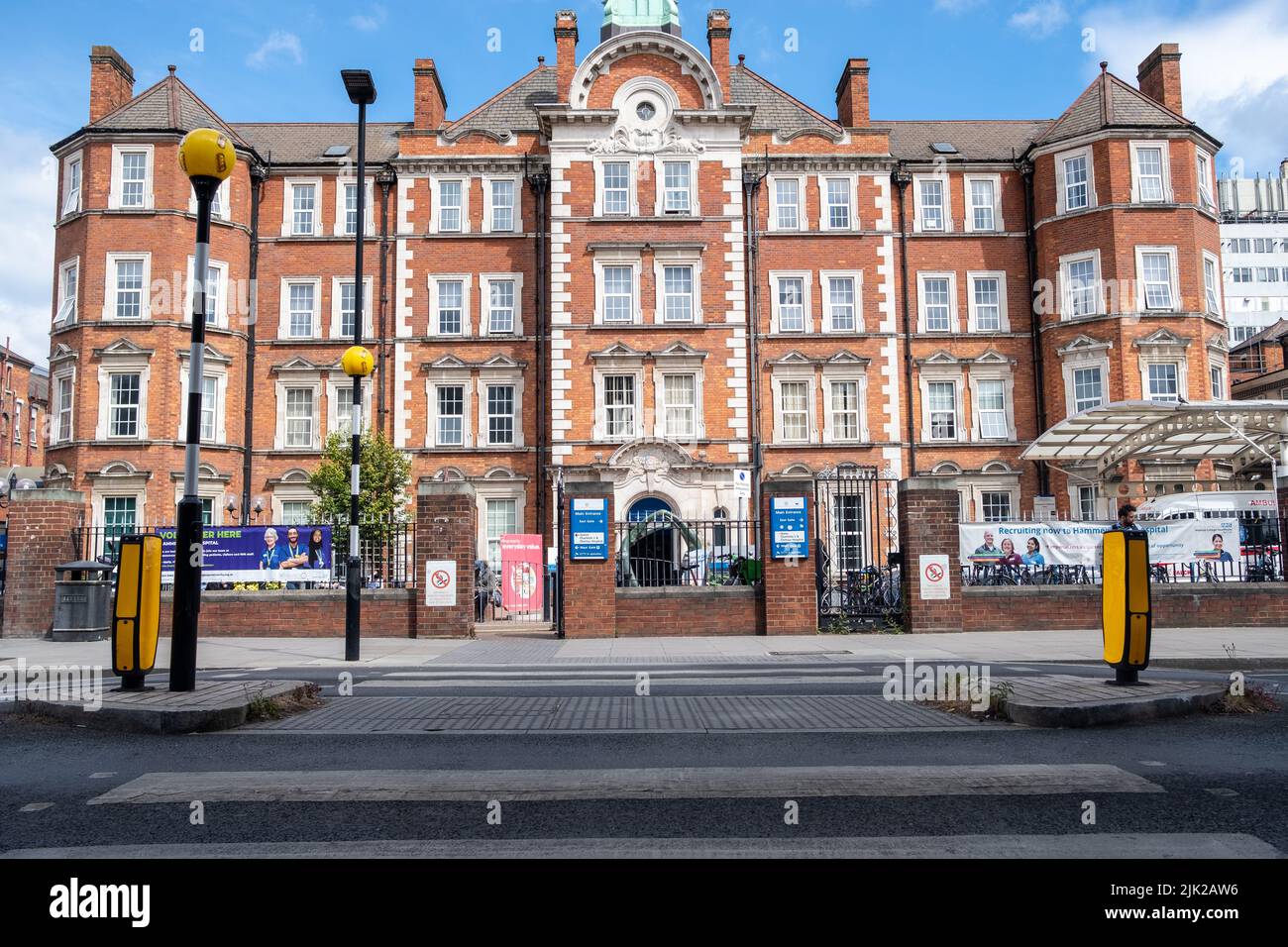 London, Juli 2022: LONDON- Hammersmith Hospital an der Du Cane Road. Ein großes Lehrkrankenhaus im Stadtteil Hammersmith & Fulham Stockfoto