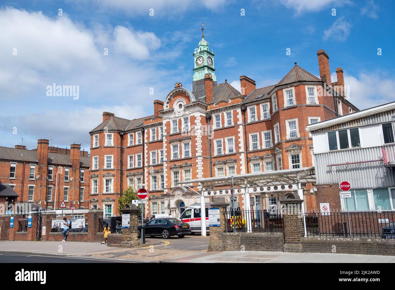 London, Juli 2022: LONDON- Hammersmith Hospital an der Du Cane Road. Ein großes Lehrkrankenhaus im Stadtteil Hammersmith & Fulham Stockfoto