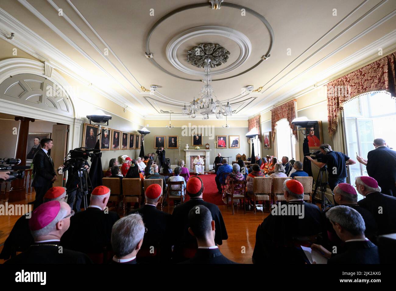 Quebec, Kanada, 29. Juli 2022. Papst Franziskus bei einem Treffen mit einer Delegation indigener Völker, die im Erzbistum in Quebec anwesend ist (Foto: Vatican Media). Quelle: Vatican Media/Picciarella/Alamy Live News Stockfoto