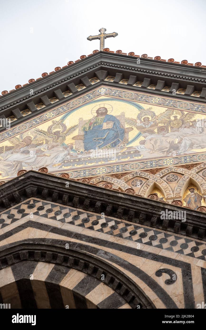 Portal der mittelalterlichen Kathedrale St. Andreas in Amalfi, Italien Stockfoto