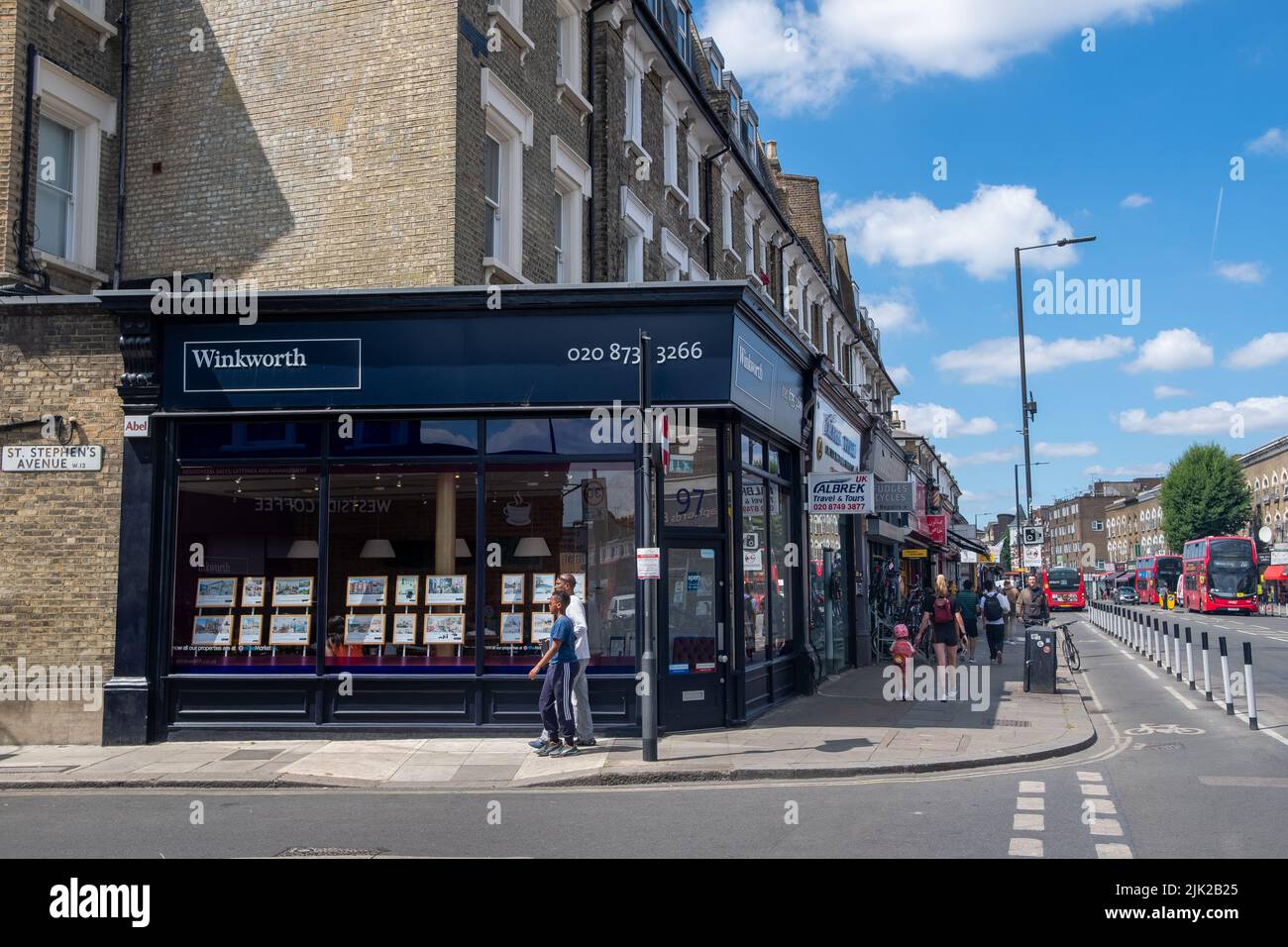 London, Juli 2022: Winkworth Immobilienmakler an der Uxbridge Road im Westen Londons Stockfoto