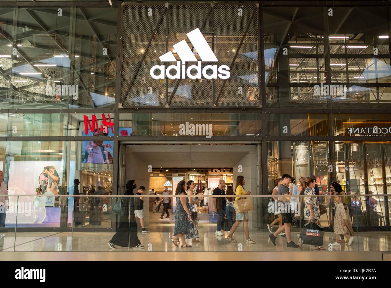 London - Juli 2022: Adidas Store in Westfield London in Shepherds Bush Stockfoto
