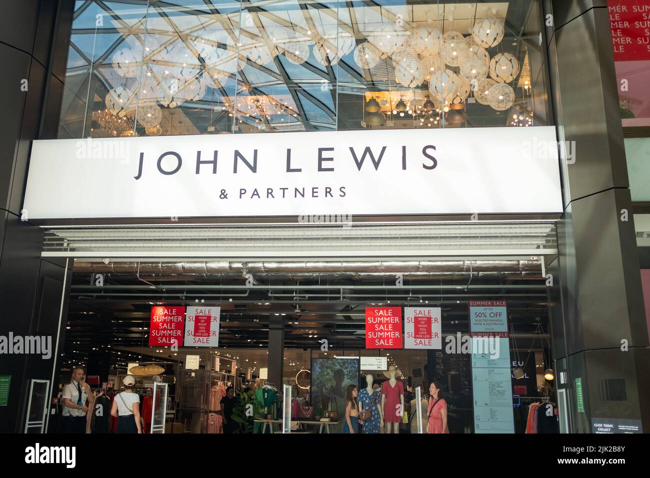 London Juli 2022: John Lewis Store im Westfield London Einkaufszentrum in Shepherds Bush Stockfoto