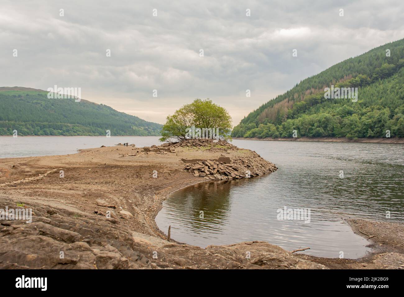 Zurückgehende Gewässer am Vyrwny-See, nach einem trockenen Sommer bisher von 2022. Sie können einfach beginnen, einige alte Gebäude, die untergetaucht wurden, zu sehen. Stockfoto