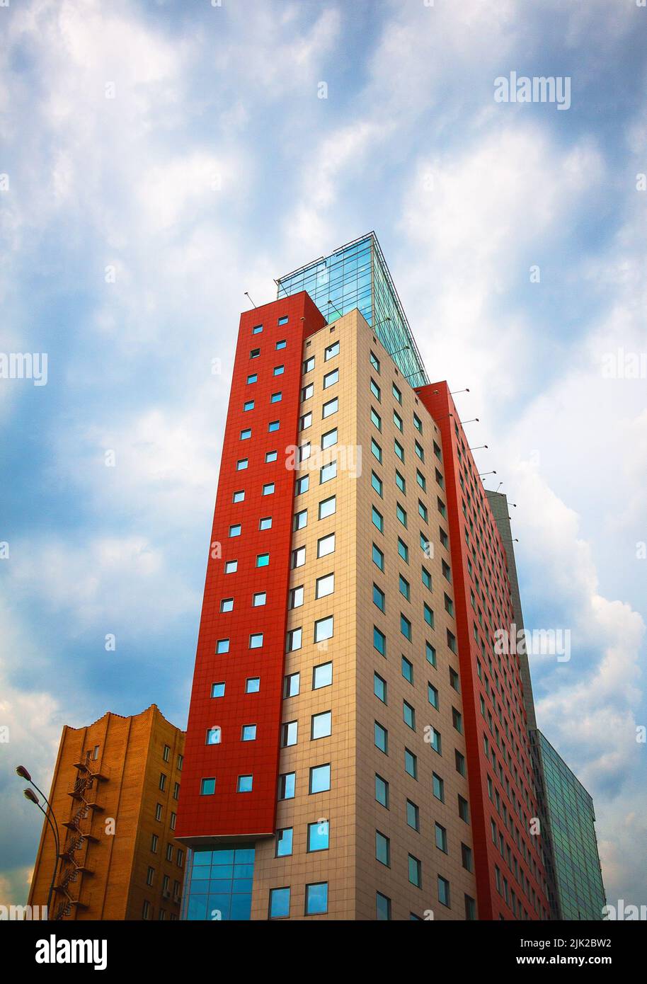 Eklektischer Dekonstruktivismus im Innenstadtgebäude (Formen und Farben stark verändert) Stockfoto