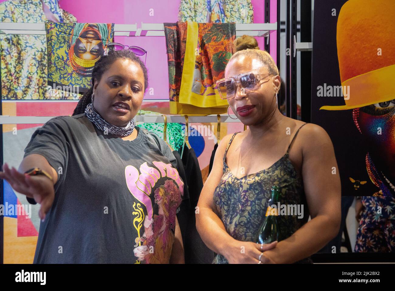 London, Großbritannien. 29.. Juli 2022. Caroline Chinakwe eröffnet Pop Up Shop in der Oxford Street, London. Caroline Chinakwe, Rechtsfreundin und Freundin.die in Nigeria geborene und in Großbritannien lebende Künstlerin Caroline Chinakwe eröffnete ihr Pop-up-Geschäft in SOOK, 58 Oxford Street, London, W1D 1BH, mit einem Empfang, an dem Koryphäen der Kunstwelt und Schauspieler Charles Venn von Eastenders und Casualty sowie sein Sohn Marcel teilnahmen. Der Pop-up-Shop ist vom 29.. Juli bis zum 31.. Von 10:00 bis 8:00pm Uhr geöffnet. Kredit: Peter Hogan/Alamy Live Nachrichten Stockfoto