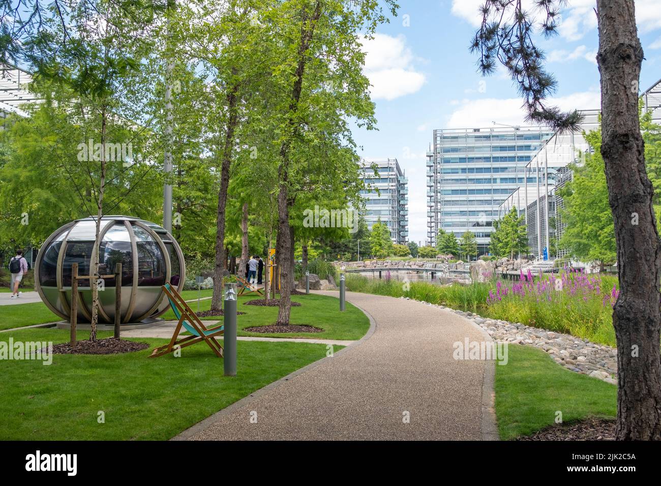 London - Juli 2022: LONDON - Chiswick Park in West London. Ein modernes Bürogebäude mit landschaftlich gestaltetem Gemeinschaftsraum Stockfoto