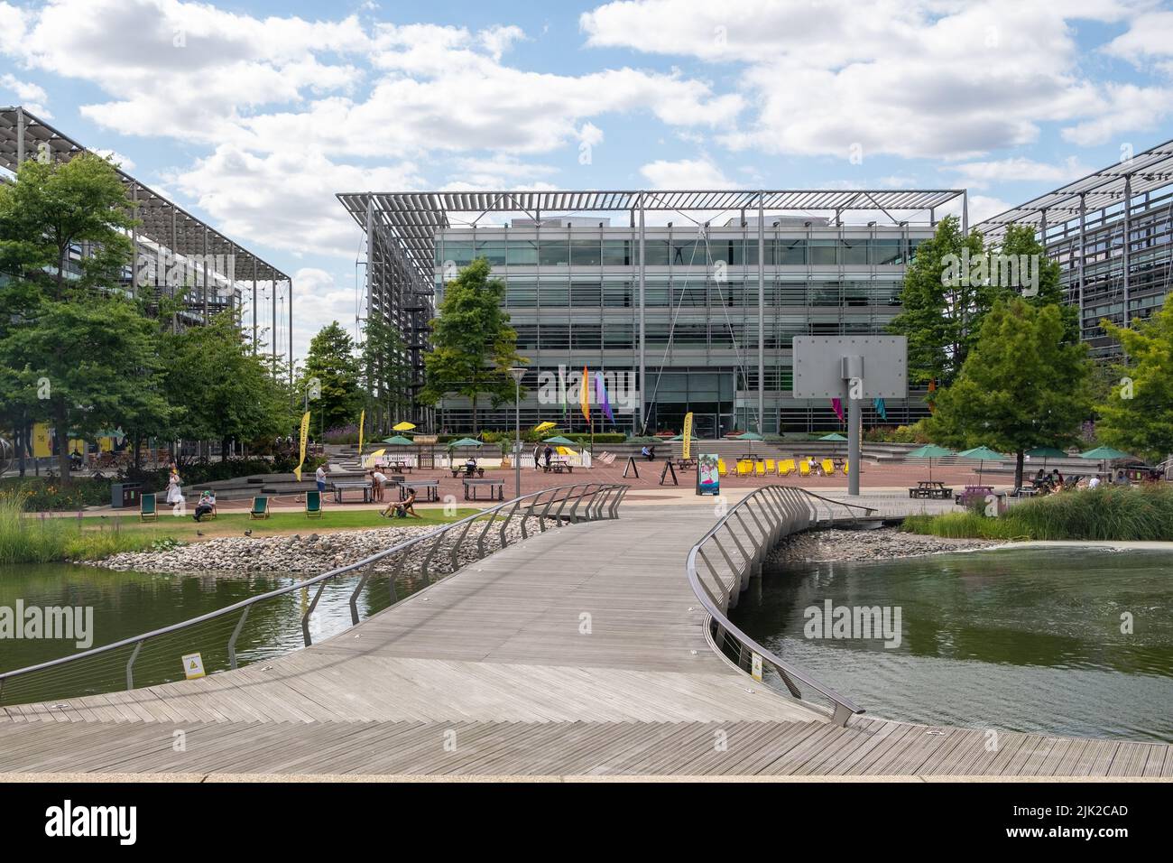 London - Juli 2022: LONDON - Chiswick Park in West London. Ein modernes Bürogebäude mit landschaftlich gestaltetem Gemeinschaftsraum Stockfoto