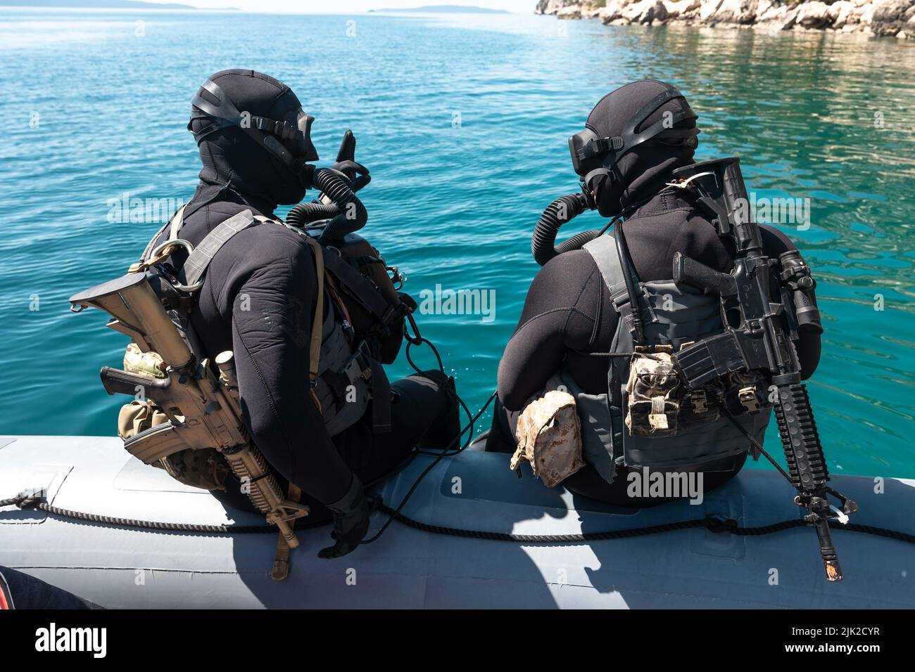 Mitglieder der U.S. Naval Special Warfare Task Unit Europe (NSWTU-E) bereiten sich darauf vor, zusammen mit der kroatischen Zapovjedništvo Specialjalnih Snaga (ZSS) eine Übung über dem Strand (OTB) in Split, Kroatien, am 14. April 2022 durchzuführen. Für die kroatische ZSS ist Joint Combined Exchange Training oder JCET mit Partnerländern keine Seltenheit. Die ZSS wurde 2000 als Spezialeinsatzbataillon gegründet und hat seitdem an mehreren Operationen teilgenommen, darunter auch an Stationen in Afghanistan als Teil der Internationalen Sicherheitsunterstützungstruppe (ISAF) der NATO. (USA Armeefoto von Sgt. Patrik Orcutt) Stockfoto