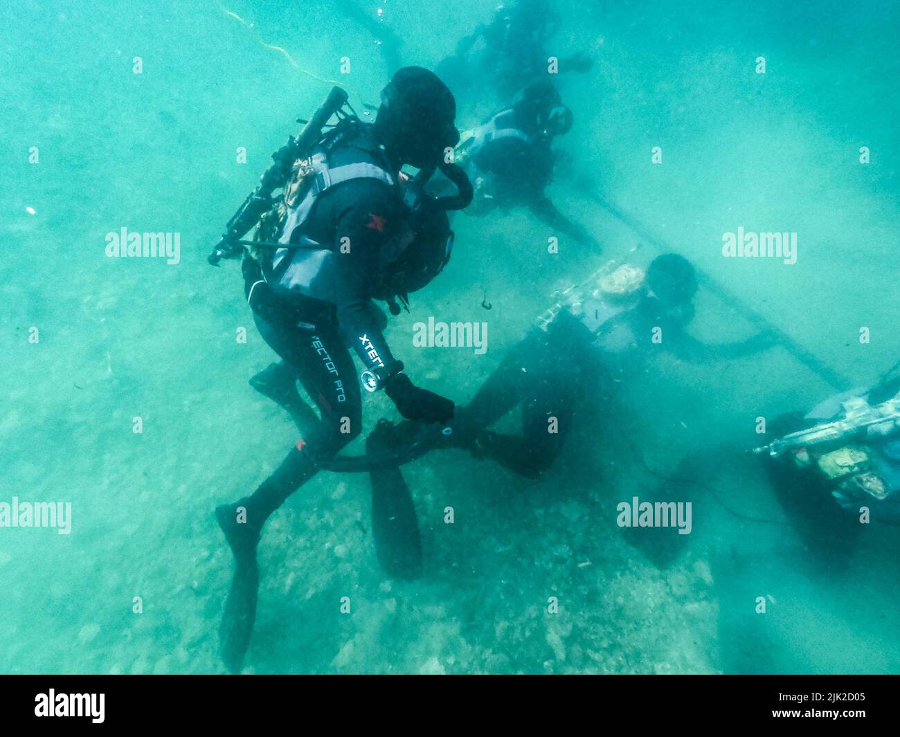 Mitglieder der U.S. Naval Special Warfare Task Unit Europe (NSWTU-E) führen Tauchgänge an der Seite der kroatischen Zapovjedništvo Specialjalnih Snaga (ZSS) in Split, Kroatien, 15. April 2022 durch. Für die kroatische ZSS ist Joint Combined Exchange Training oder JCET mit Partnerländern keine Seltenheit. Die ZSS wurde 2000 als Spezialeinsatzbataillon gegründet und hat seitdem an mehreren Operationen teilgenommen, darunter auch an Stationen in Afghanistan als Teil der Internationalen Sicherheitsunterstützungstruppe (ISAF) der NATO. (USA Armeefoto von Sgt. Patrik Orcutt) Stockfoto