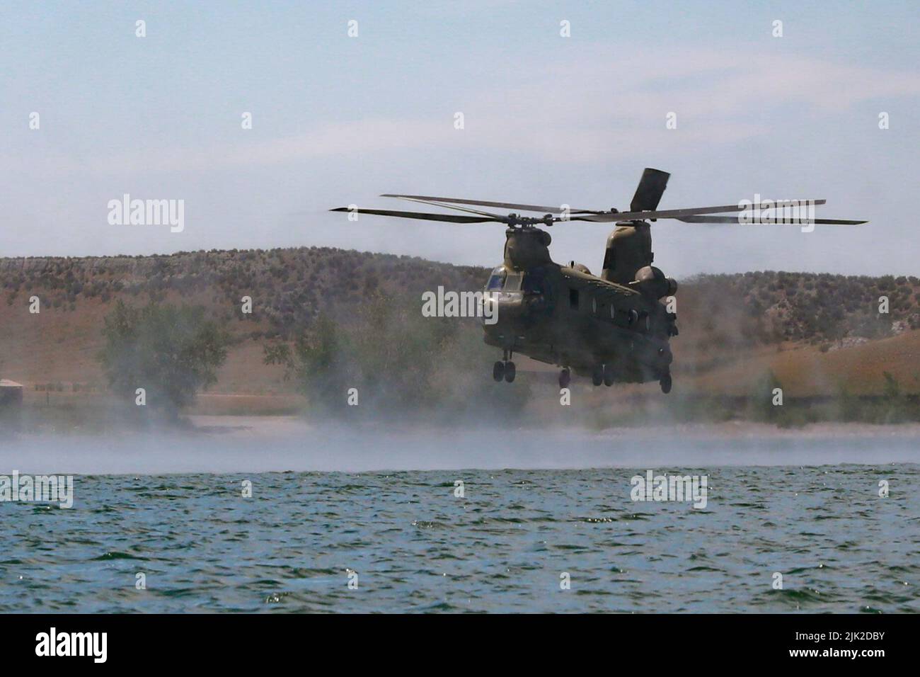 Eine Boeing CH-47 Chinook fliegt während des Team Leader Training Events am 19. Juli 2022 in Wyoming über den Grayrocks Stausee. Soldaten im Hubschrauber sprangen dann aus, wenn sie den Abgabebereich erreichten. (USA Armeefoto von PFC. Samuel Brandon) Stockfoto