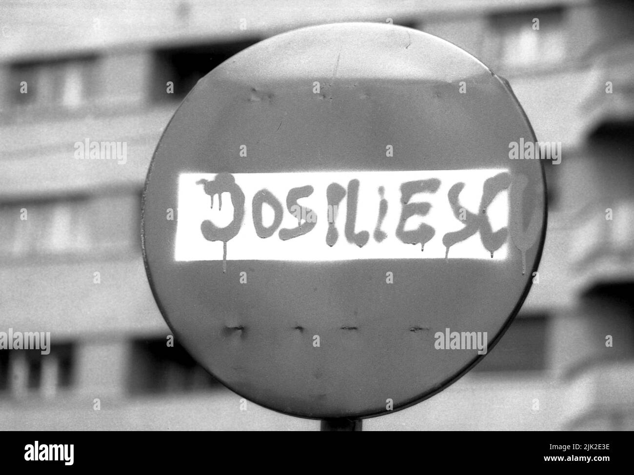 Bukarest, Rumänien, Mai 1990. „Golaniada“, ein großer Anti-Kommunismus-Protest auf dem Universitätsplatz nach der rumänischen Revolution von 1989. Die Menschen protestierten gegen die Ex-Kommunisten, die nach der Revolution die Macht übernahmen. Die Hauptforderung war, dass kein ehemaliges Parteimitglied bei den Wahlen im Mai 20. kandidieren darf. Auf diesem Bild steht 'Jos Iliescu' (Down with Iliescu) auf einem Straßenschild. Iliescu, ein ehemaliger kommunistischer Beamter, wurde nach der Revolution provisorischer Präsident und wurde schließlich bei den umkämpften Wahlen im Mai 1990 zum Präsidenten gewählt. Stockfoto