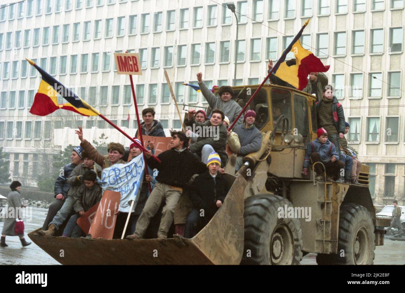 Bukarest, Rumänien, Januar 1990. Nach der antikommunistischen Revolution vom 1989. Dezember setzten sich die bürgerlichen Unruhen fort, als die Menschen gegen die kommunistischen Tendenzen des neuen Regierungsgremiums F.S.N. protestierten Parallel dazu marschierten einige Arbeiter aus den Hauptfabriken in Bukarest zur Unterstützung von F.S.N. Diese Gruppe von IMGB, einem Schwermaschinenhersteller, ging in einem Bulldozer herum. Stockfoto