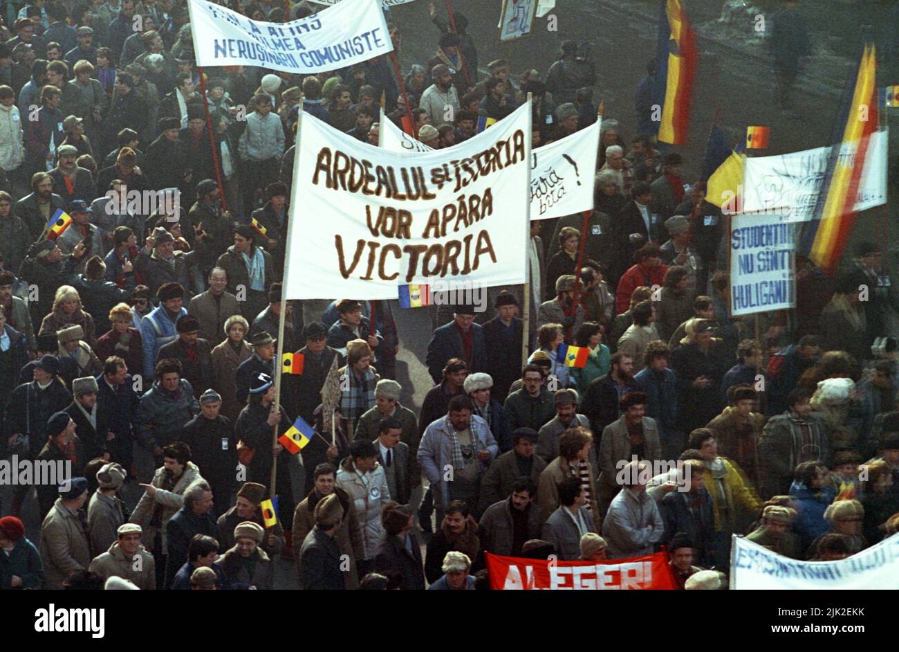 Bukarest, Rumänien, 28. Januar 1990. Einen Monat nach der antikommunistischen Revolution marschieren Anhänger der historischen (rechten) Parteien gegen das neue politische System, das sich hauptsächlich aus ehemaligen kommunistischen Funktionären zusammensetzt. Stockfoto