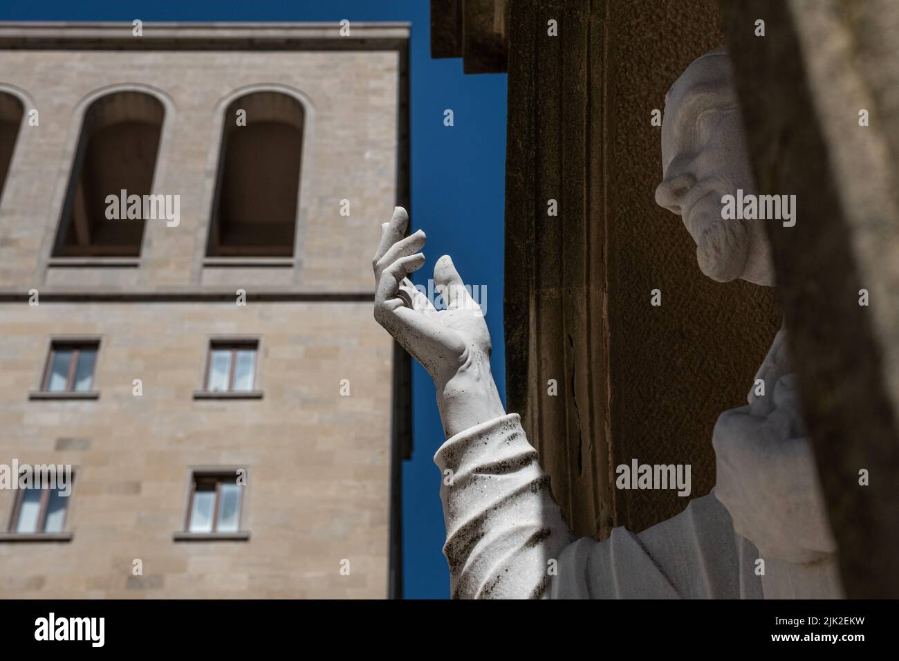 Nahaufnahme der Skulptur von St. Vincent De Paul auf dem Hauptplatz des Klosters Santa Maria de Montserrat, Provinz Barcelona, Spanien. Stockfoto