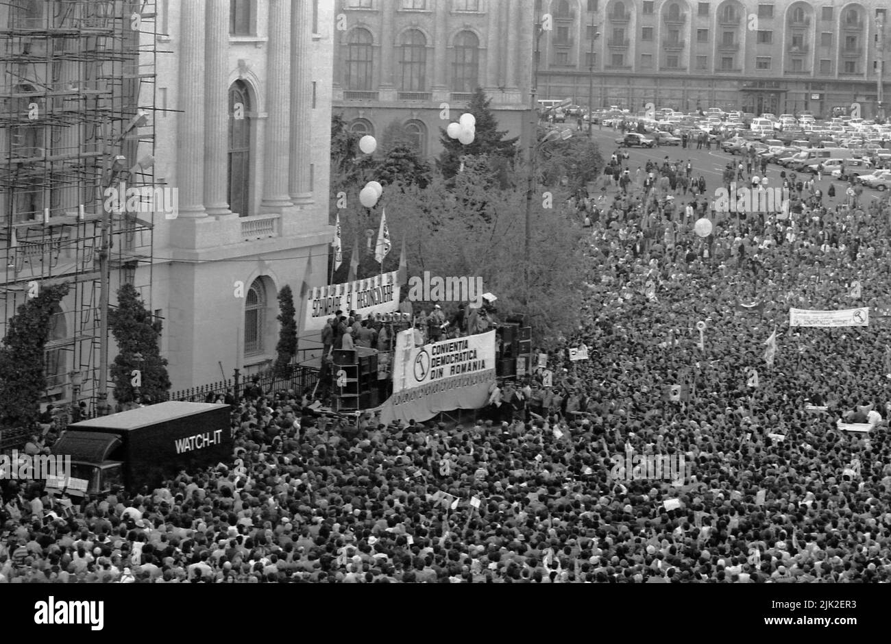 Bukarest, Rumänien, September 1992. Politische Kundgebung, die von der Demokratischen Versammlung Rumäniens (CDR) vor den Präsidentschaftswahlen 1992 organisiert wurde. Riesige Menschenmenge auf dem Platz der Revolution, mit vielen Menschen, die auf dem Gerüst standen, das an den Gebäuden verwendet wurde, die in der Revolution von 1989 beschädigt wurden. Stockfoto