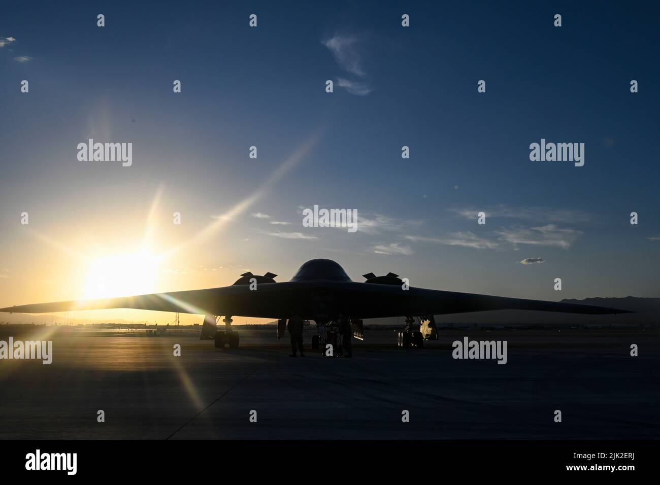 Die Crew-Chefs der US Air Force B-2 Spirit, die der 509. Flugzeuge Wartungsgeschwader zugewiesen wurden, bereiten einen B-2 Spirit für den Start auf der Nellis Air Force Base, Nevada, am 6. Juni 2022 vor. Die Waffenschule 325. arbeitet direkt mit dem Bombenflügel 509. und dem Bombenflügel 131. zusammen, um alle sechs Monate zwei bis drei Absolventen zu produzieren, die Piloten der B-2 Spirit sind. (USA Foto der Luftwaffe von Staff Sgt. Alexandria Lee) Stockfoto