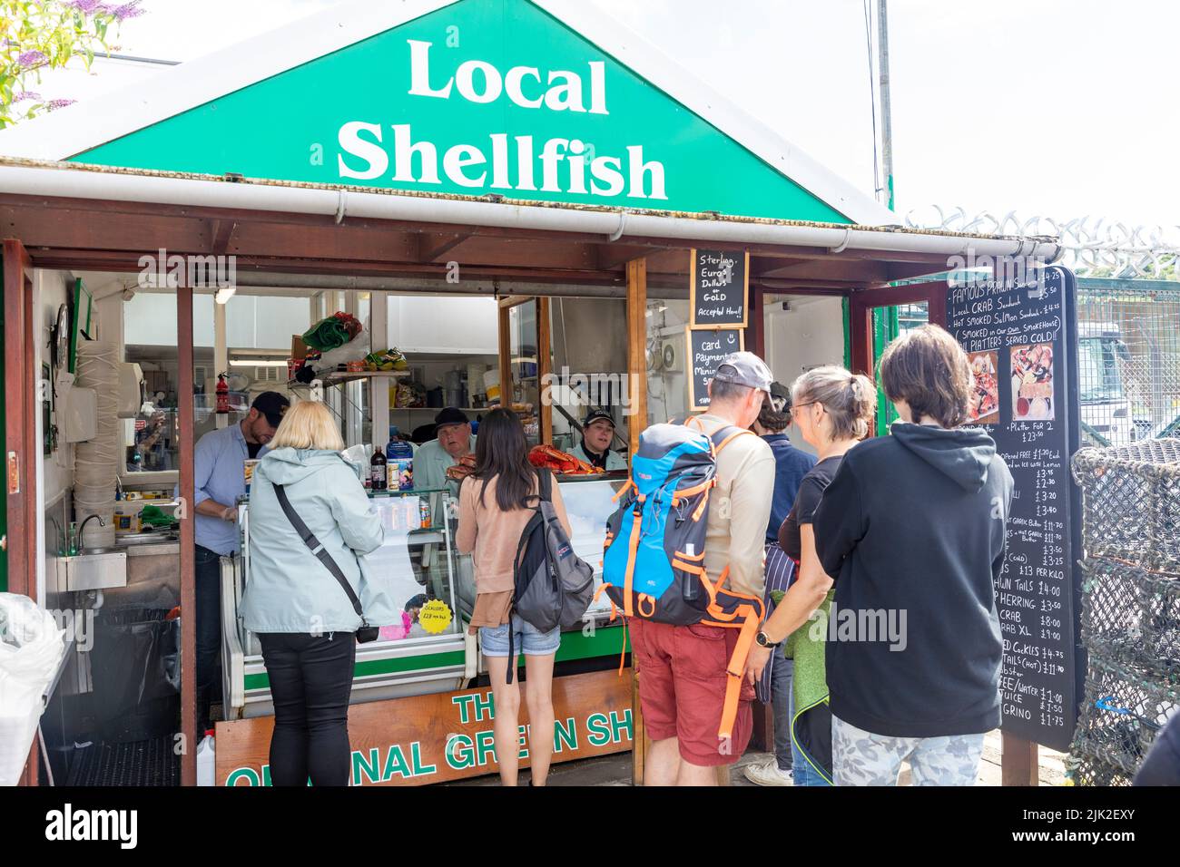 Oban Scotland, Kunden Schlange, um frische Meeresfrüchte und Schalentiere von der Pier Seite Meeresfrüchte Hütte in Oban, Schottland, Großbritannien, Europa Sommer 2022 zu kaufen Stockfoto