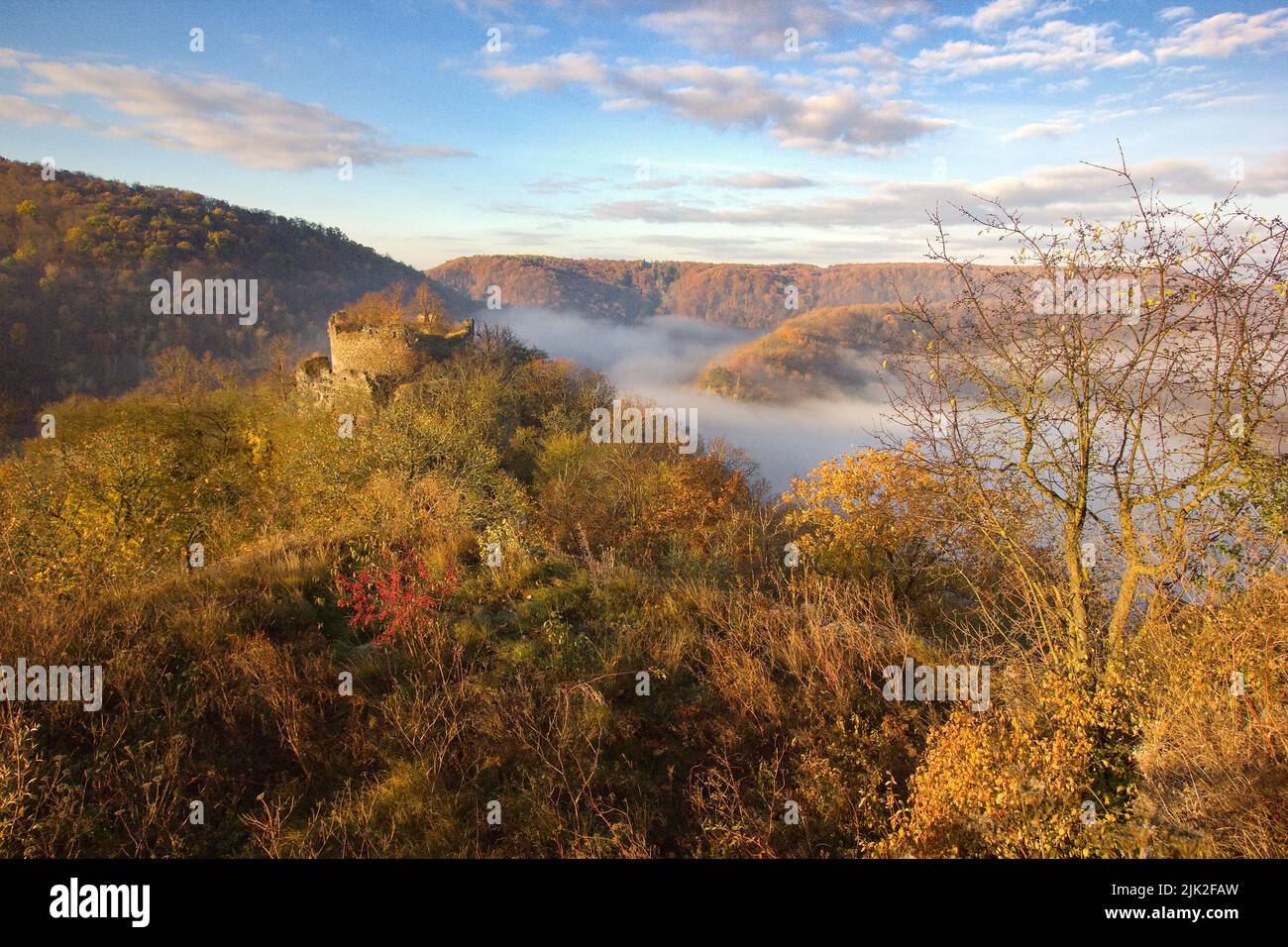 Herbstaufgang über den Ruinen der Burg Nový Hrádek im Nationalpark Podyjí Stockfoto