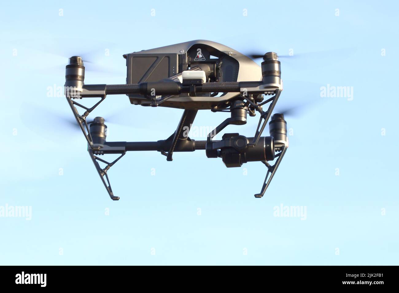 Fliegende Drohne mit Kamera und 24-mm-Objektiv Stockfoto