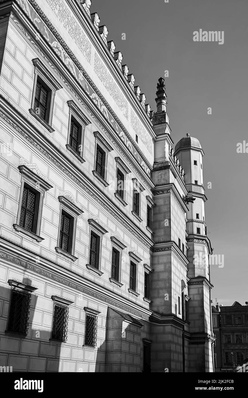 Mauer mit Fenstern des Renaissance-Rathauses auf dem Marktplatz in Posen, monochrom Stockfoto