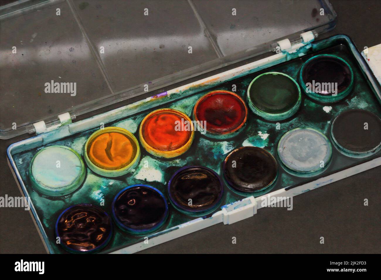 Detail der verwendeten Aquarellbalken, Anilinfarben, brillante Aquarelle Stockfoto