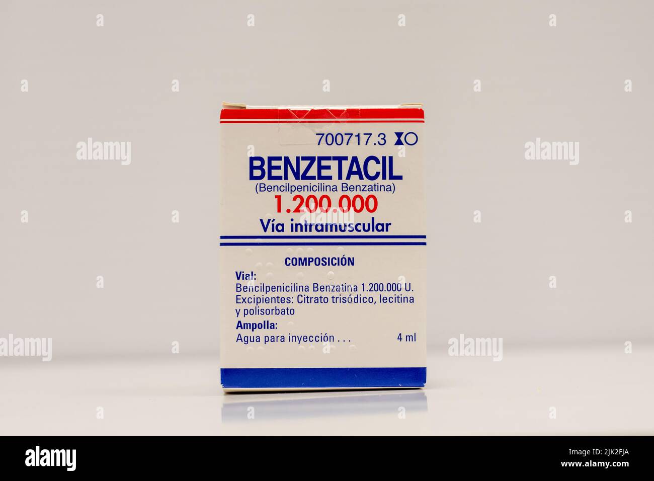 Fotografie einer Box mit einer Durchstechflasche Benzetacil (Benzylpenicillin-Benzathin) zur intramuskulären Verabreichung Stockfoto