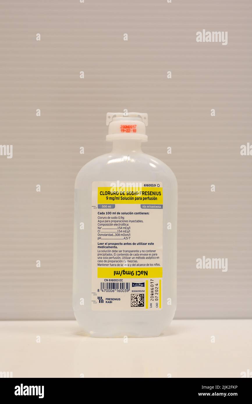Fotografie einer Plastikflasche mit 500 ml sterilem physiologischem Serum (Natriumchlorid) zur intravenösen Infusion Stockfoto