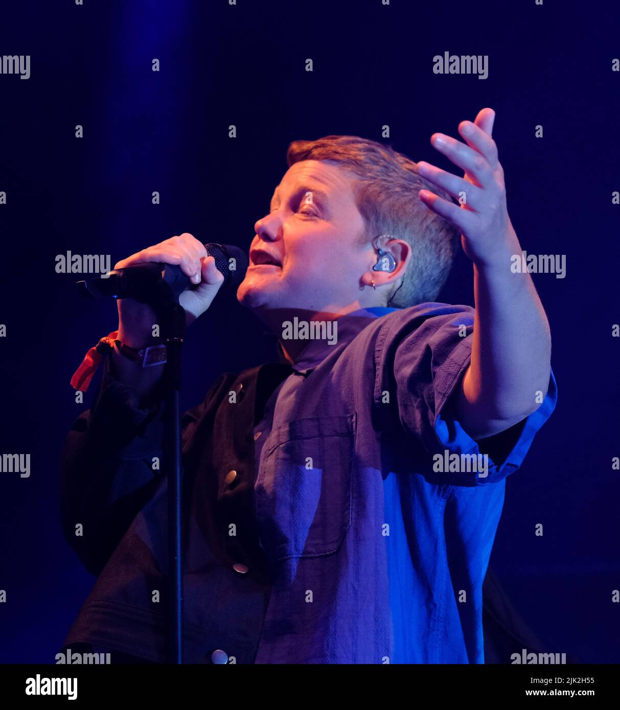 Wiltshire, Großbritannien. 29.. Juli 2022. Malmesbury Wiltshire. Womad Festival. Von dem britischen Dichter und Romancier Kae Tempest, der auf der Siam-Bühne auftrat. Kredit: charlie bryan/Alamy Live Nachrichten Stockfoto