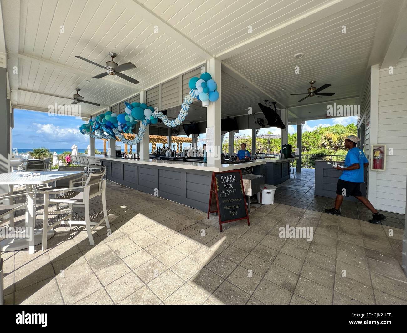 Watercolor, FL USA - 25. Juli 2022: Die Bar und das Restaurant im Watercolor Community Club in Watercolor, Florida. Stockfoto