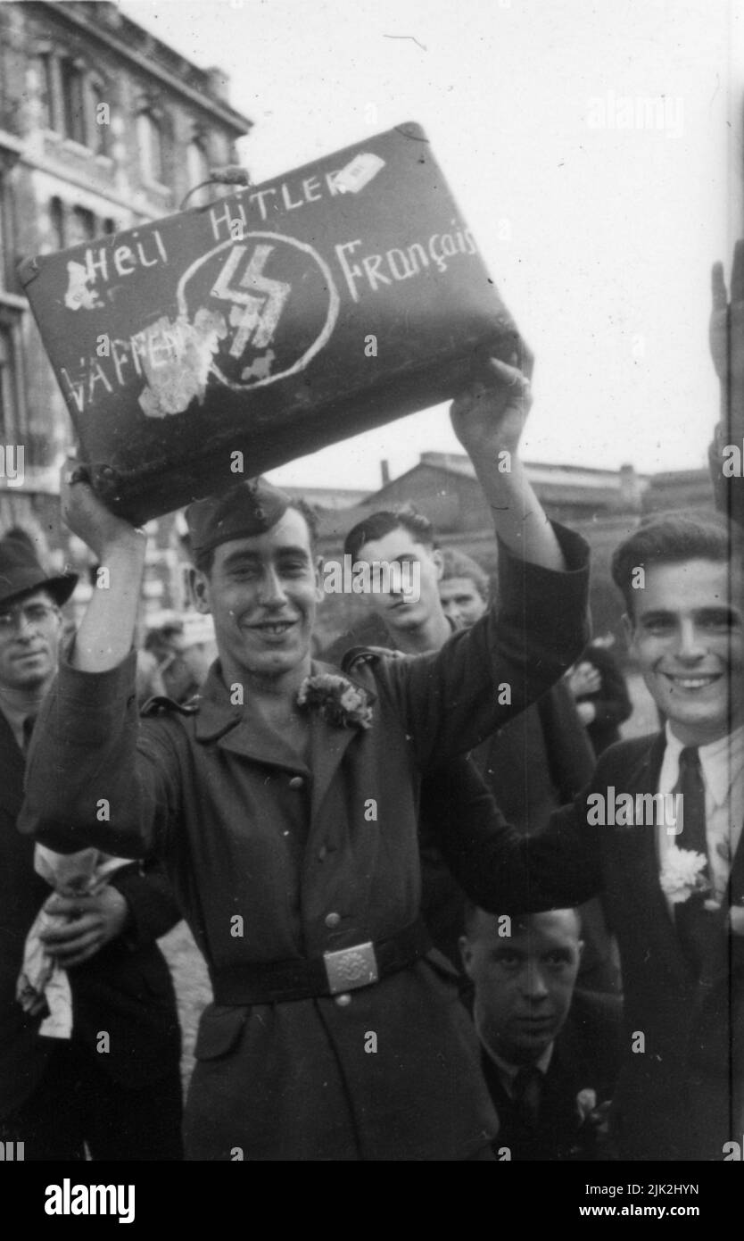 Ein französischer Freiwilliger für die Waffen-SS zeigt stolz seinen Koffer mit Heil Hitler darauf. Stockfoto