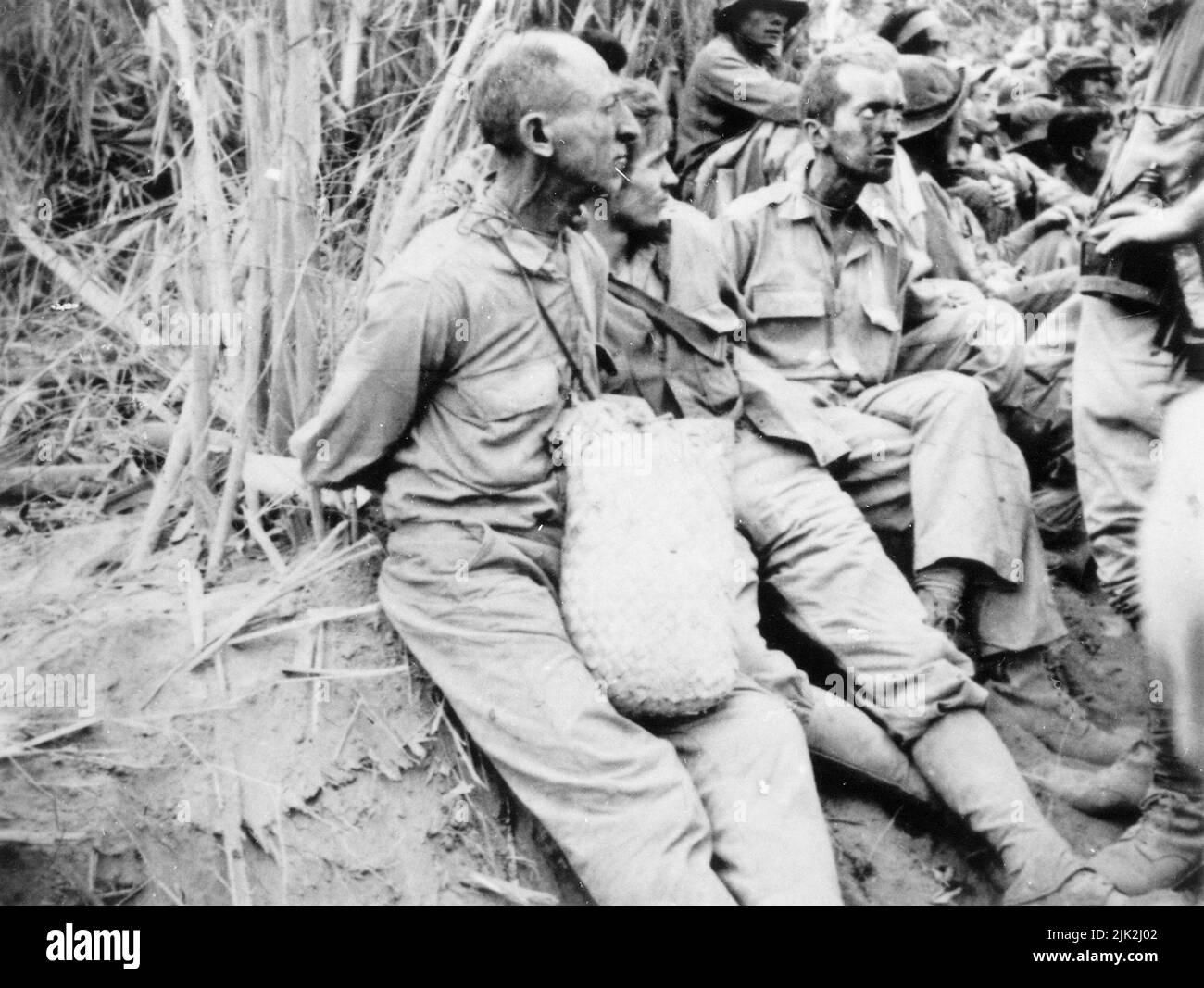 Auf dem Todesmarsch in Bataan haben diese Gefangenen ihre Hände hinter dem Rücken gebunden. Der Todesmarsch auf den Philippinen war um den 1942. Mai von Bataan nach Cabanatuan, dem Gefangenenlager Stockfoto