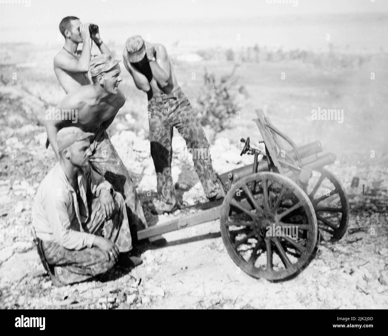 US-Marineinfanteristen, die während der Invasion von Saipan während des Zweiten Weltkriegs eine erbeutete japanische Waffe verwendeten. Stockfoto
