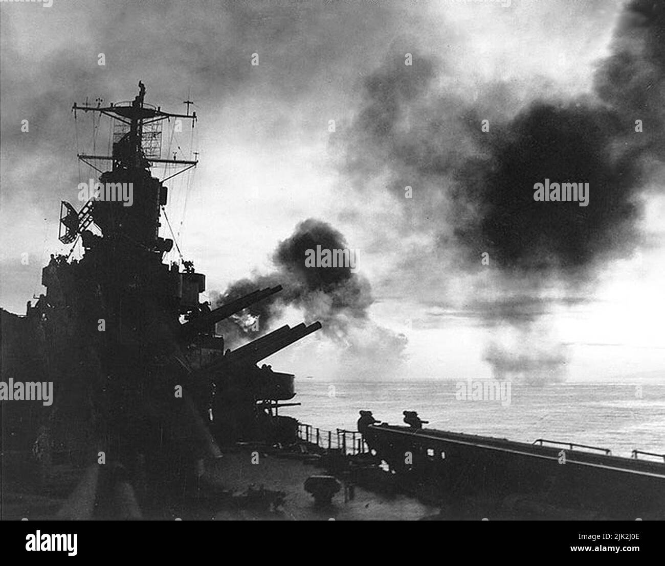 Die Gewehre der USS Phoenix schließen sich dem Bombenangriff auf Cape Gloucester im Jahr WW2 an Stockfoto