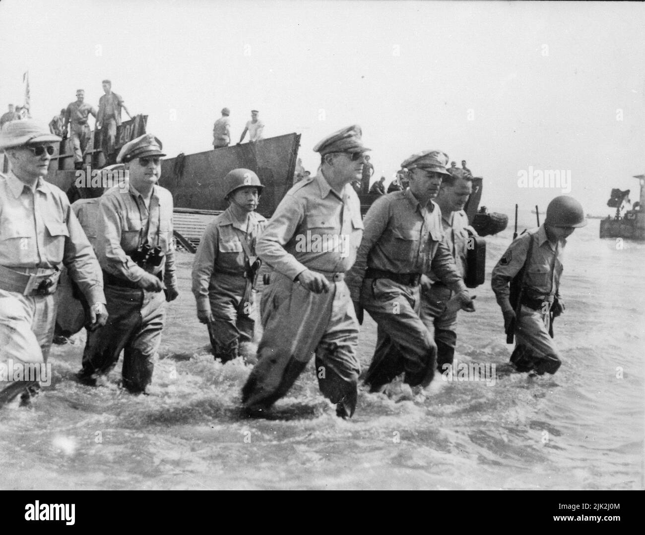 General Douglas MacArthur landet am 20. Oktober 1944 während der ersten Landungen auf Leyte, den philippinischen Inseln Stockfoto