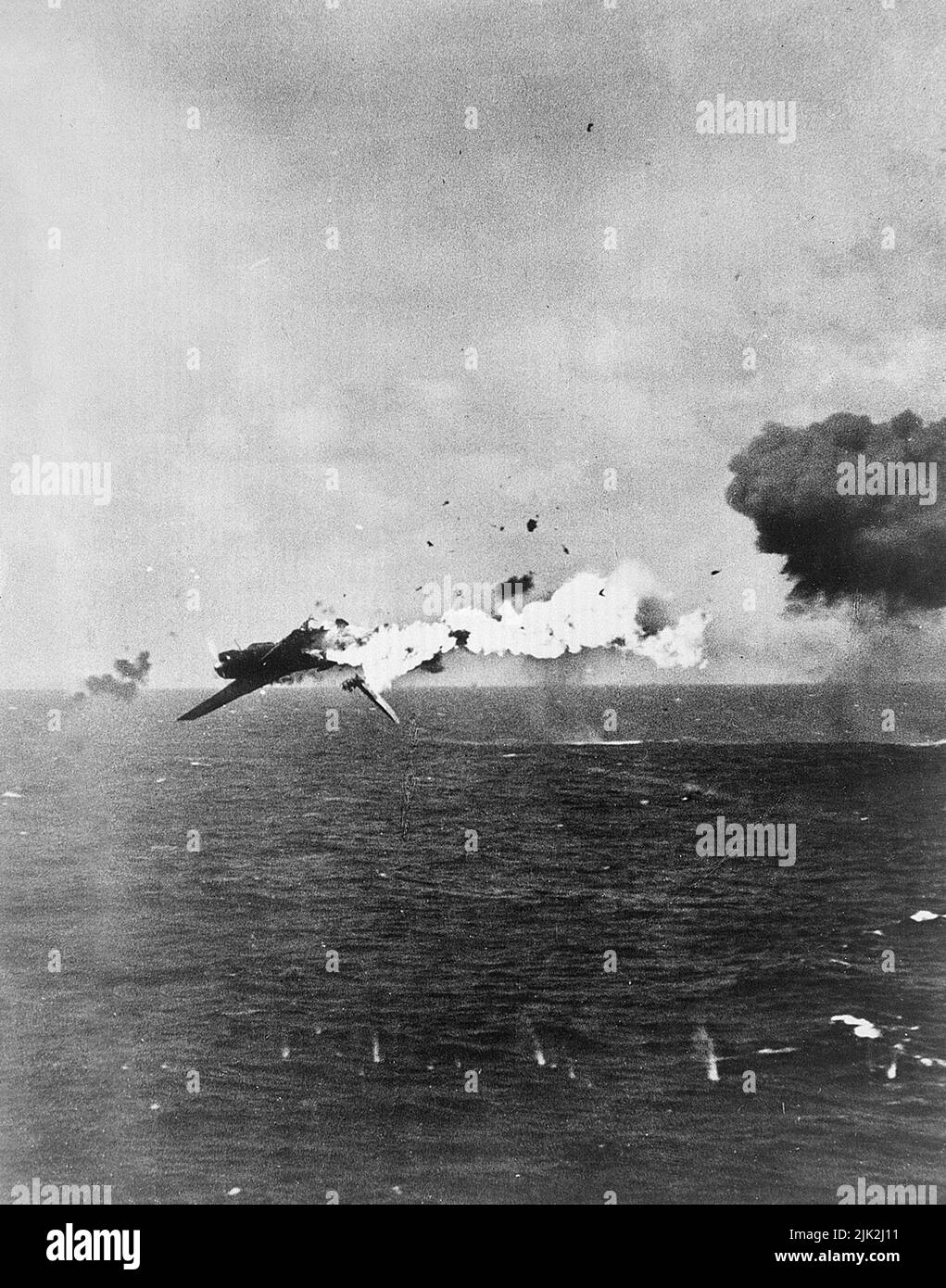 Ein japanischer Torpedo-Bomber, der nach einem direkten Angriff des US-Flugzeugträgers auf einen 5-Zoll-Panzer vor Kwajalein verbrannt wurde. Stockfoto