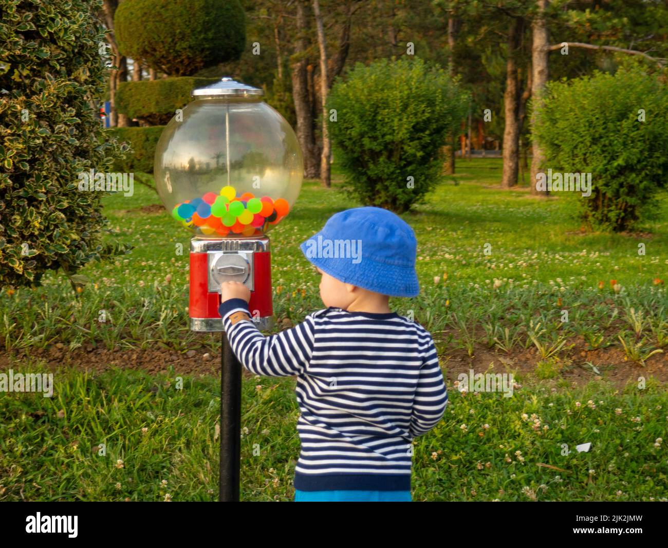 Batumi, Georgia. 06.10.2022 Junge kauft einen Ball in einer Straßenmaschine. Branche. Urlaub mit der Familie. Freude für ein Kind. Ein Spielzeug kaufen. Stockfoto