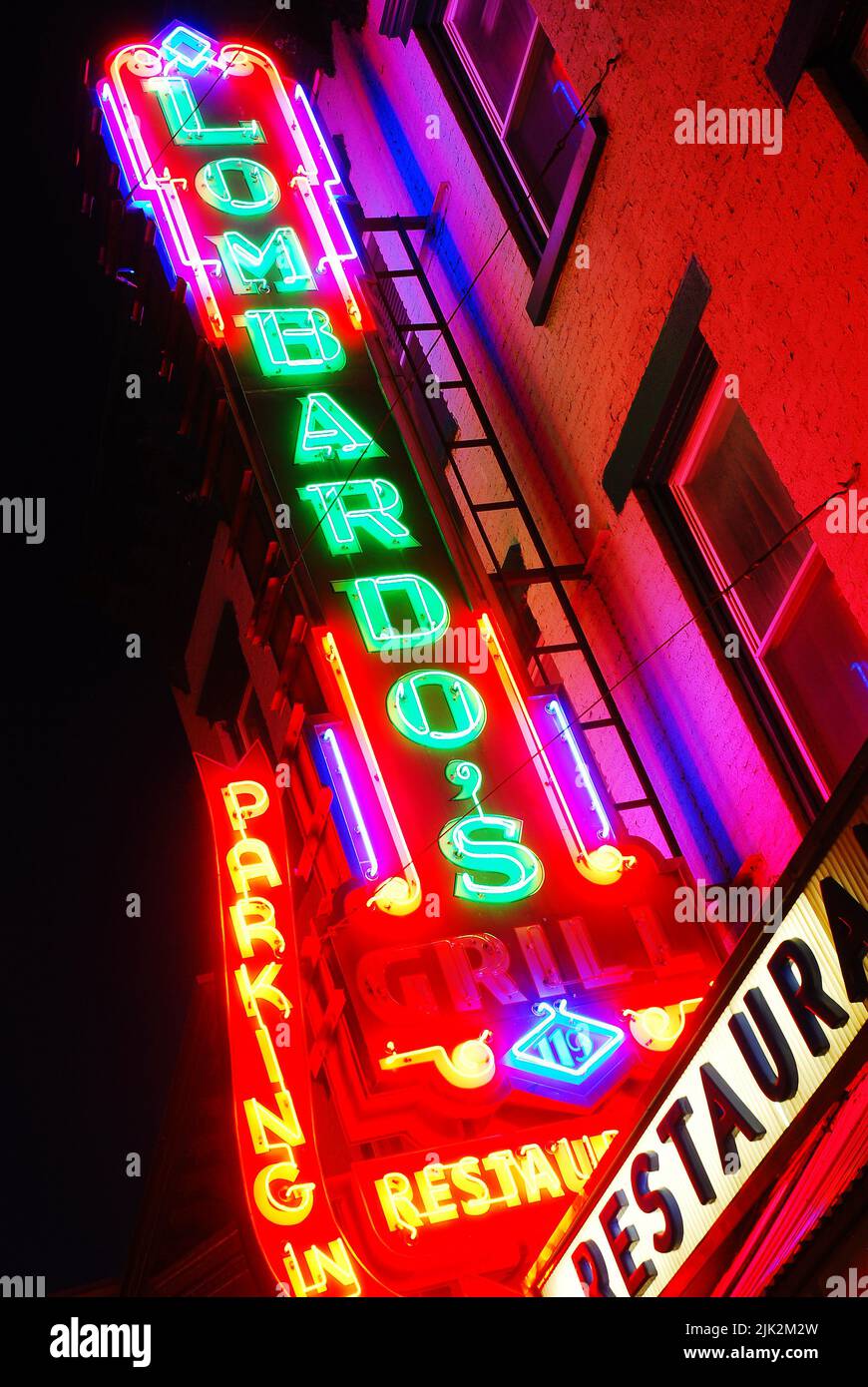 Über dem Lombardo's, einem italienischen Restaurant in Albany, New York, hängt ein ausgeklügeltes Neonschild Stockfoto