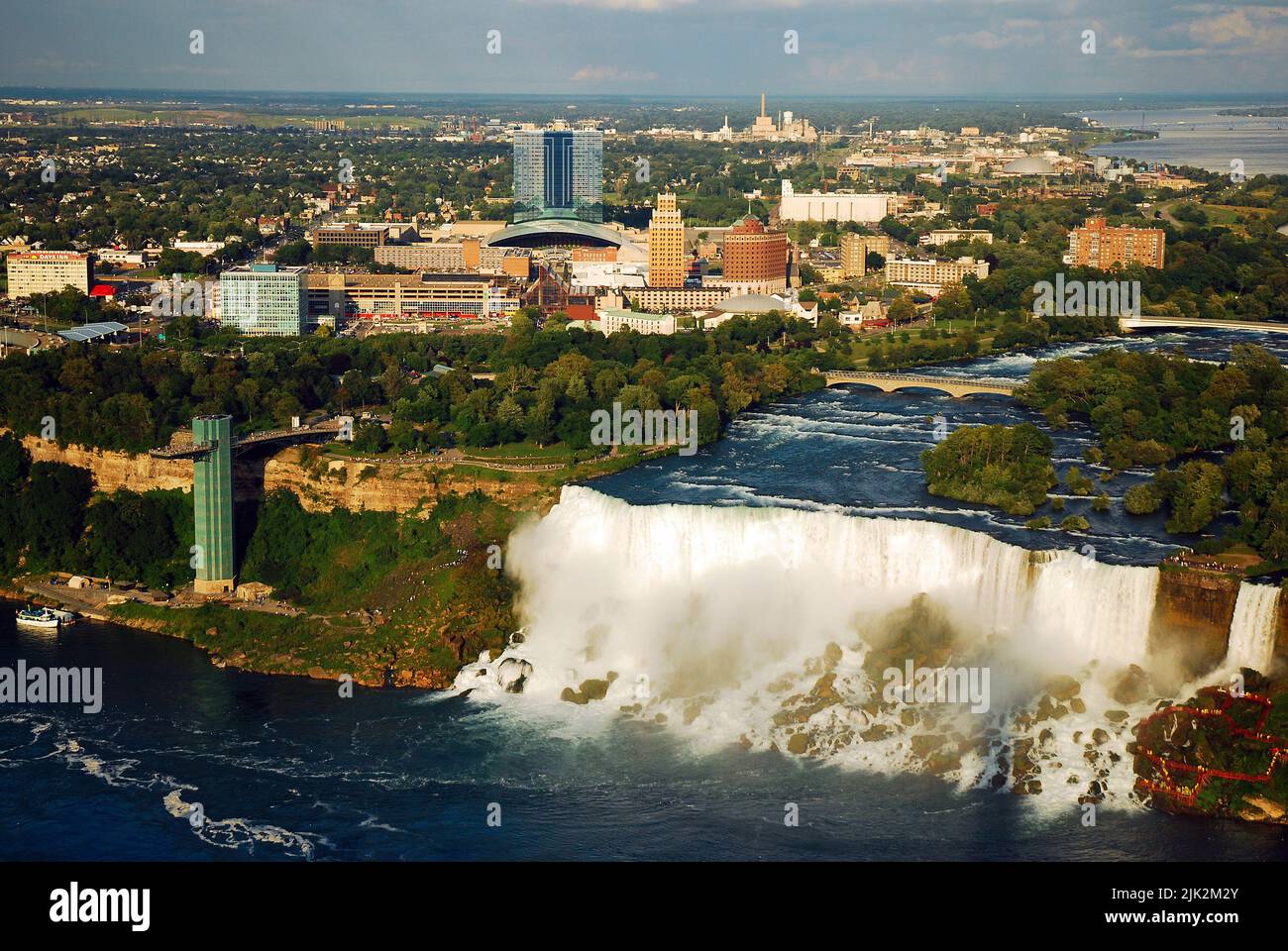 Eine Luftaufnahme der American Falls mit den Gebäuden und der Skyline der Hotels der Stadt Niagara Falls, New York Stockfoto