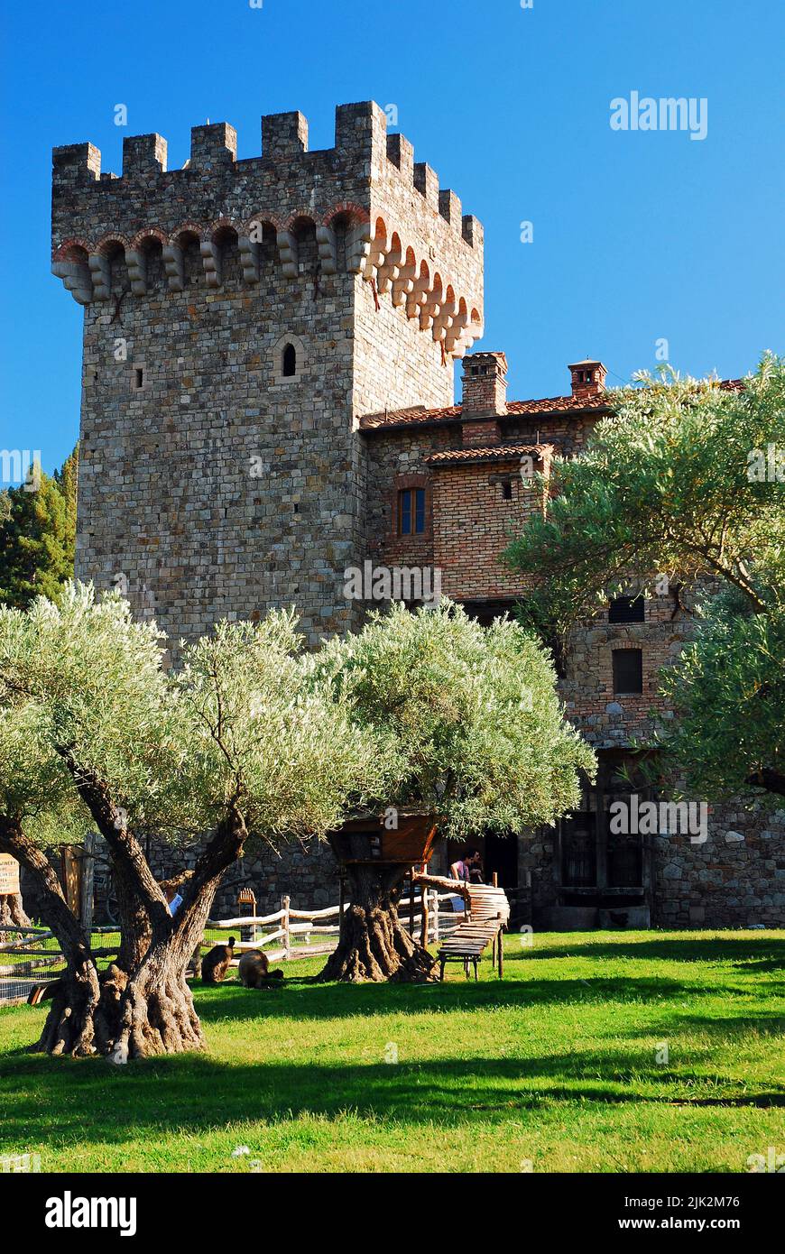 Eine Weinkellerei im Napa Valley ist so gestaltet, dass sie einer mittelalterlichen europäischen Burg ähnelt Stockfoto