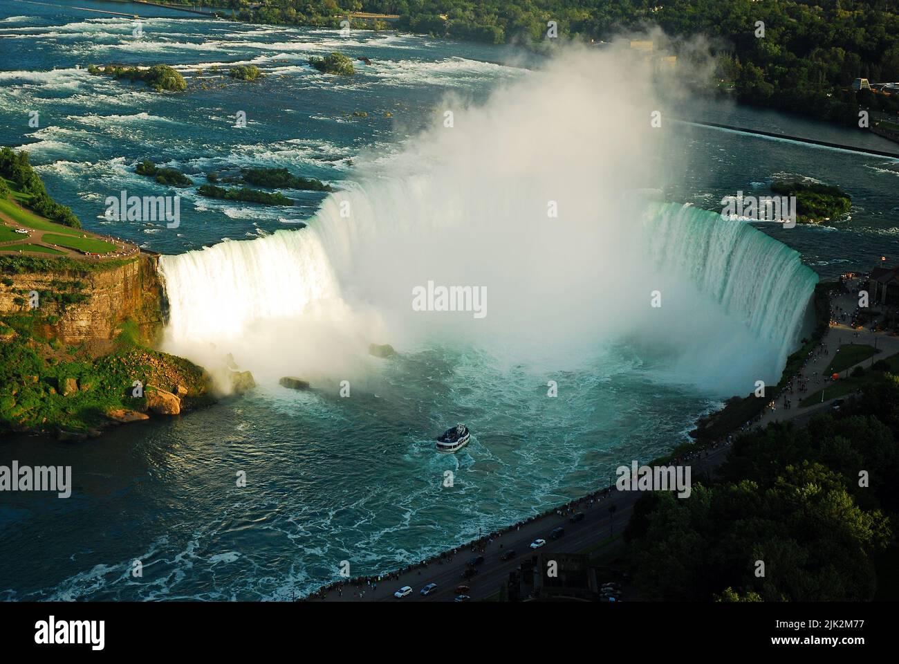 Die Maid of the Mist Tour Boot fährt in das Horseshoe der Canadian Falls in Niagara Falls, während der Nebel aus dem Fluss steigt in einer Luftaufnahme Stockfoto