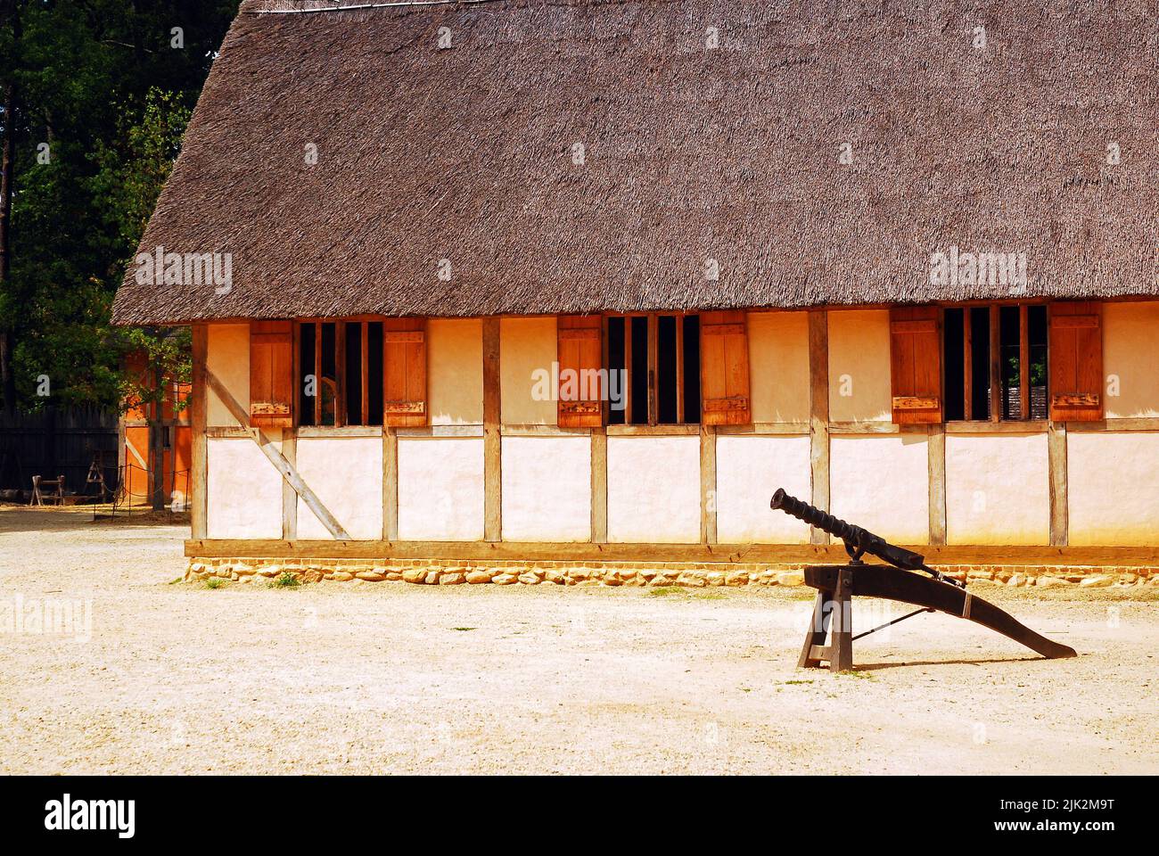 Eine einsame koloniale Kanone sitzt im Innenhof von Colonial Jamestown und demonstriert die privativen Abwehrkräfte der Kolonisten von Virginia Stockfoto