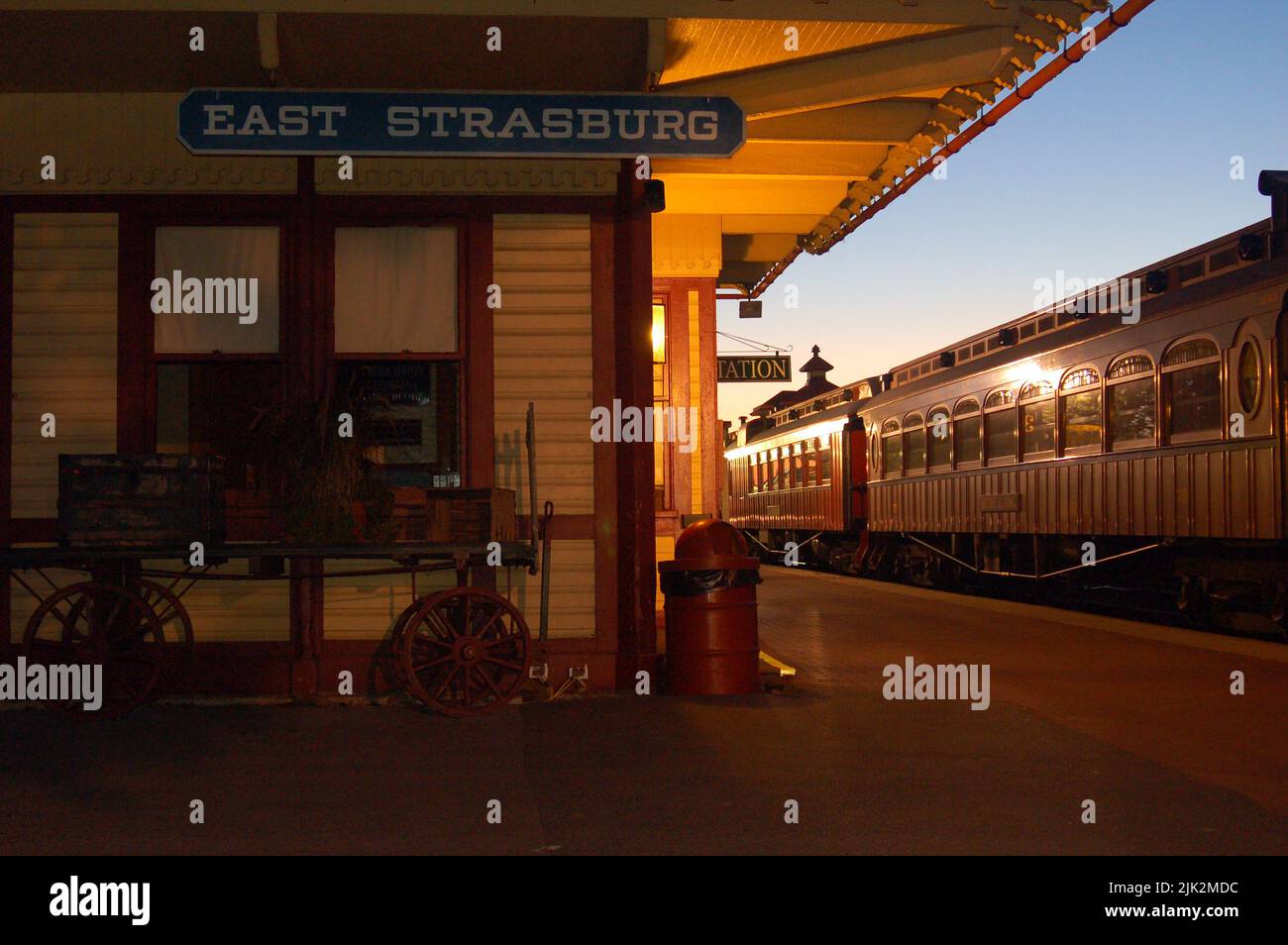 Der historische Bahnhof in East Strasburg, Pennsylvania, wird in der Abenddämmerung beleuchtet Stockfoto